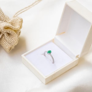 Emerald ring - Oval ring - Dainty ring - Minimalist ring - Gold ring - Floral ring - Engagement ring - May birthstone ring
