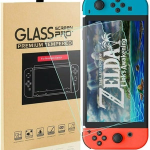 Pu&ograve; includere: Un proteggi schermo in vetro temperato trasparente per la console Nintendo Switch. Il protettore &egrave; mostrato su una scatola marrone con le parole "GLASS PRO" e "PREMIUM TEMPERED" stampate su di essa. Il protettore &egrave; anche mostrato su una console Nintendo Switch con un design blu e rosso. La console mostra il gioco "The Legend of Zelda: Link's Awakening".