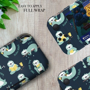 Pu&ograve; includere: Una skin blu per la console Nintendo Switch con un motivo ripetuto di bradipi che tengono tazze di caff&egrave; e libri. Il testo "Slow Down", "Take Your Time" e "zzz..." &egrave; stampato sulla skin.