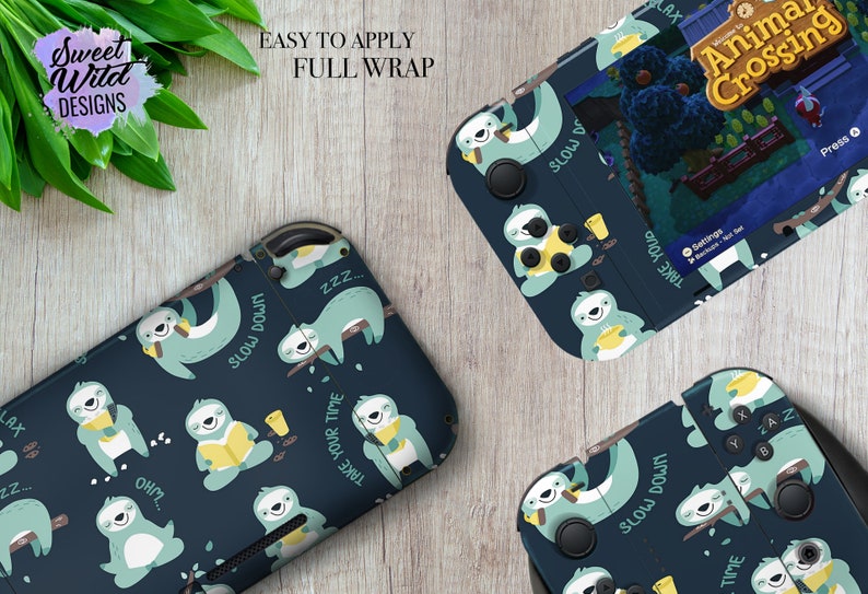 Pu&ograve; includere: Una skin blu per la console Nintendo Switch con un motivo ripetuto di bradipi che tengono tazze di caff&egrave; e libri. Il testo "Slow Down", "Take Your Time" e "zzz..." &egrave; stampato sulla skin.