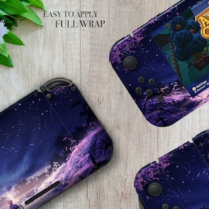 Peut inclure: Un ensemble de trois skins pour console Nintendo Switch représentant un ciel étoilé de nuit avec des fleurs violettes et la silhouette d'une personne. Les skins sont conçus pour s'adapter à la console Switch, aux Joy-Cons et au panneau arrière. Les skins sont faciles à appliquer et couvrent toute la surface.