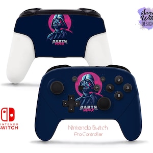 Puede incluir: Un mando Nintendo Switch Pro azul con un gráfico de Darth Vader y el texto "Darth Vader" en blanco. El mando tiene un fondo rosa y blanco con una imagen en blanco y negro de Darth Vader.