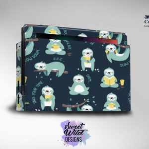 Pu&ograve; includere: Una skin per Nintendo Switch blu scuro con un motivo ripetitivo di bradipi in varie pose. I bradipi sono verdi e hanno fumetti con frasi come "Rallenta", "Prenditi il tuo tempo", "Rilassati" e "ZZZ". La skin &egrave; realizzata con il sistema di marcatura grafica 3M Controltac.
