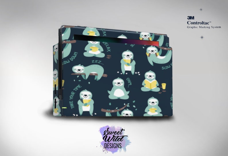 Pu&ograve; includere: Una skin per Nintendo Switch blu scuro con un motivo ripetitivo di bradipi in varie pose. I bradipi sono verdi e hanno fumetti con frasi come "Rallenta", "Prenditi il tuo tempo", "Rilassati" e "ZZZ". La skin &egrave; realizzata con il sistema di marcatura grafica 3M Controltac.