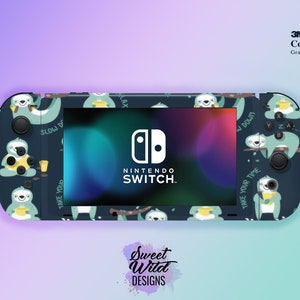Pu&ograve; includere: Una console Nintendo Switch blu con una skin personalizzata che presenta un motivo ripetitivo di bradipi che tengono tazze e il testo "Slow Down" e "Take Your Time".