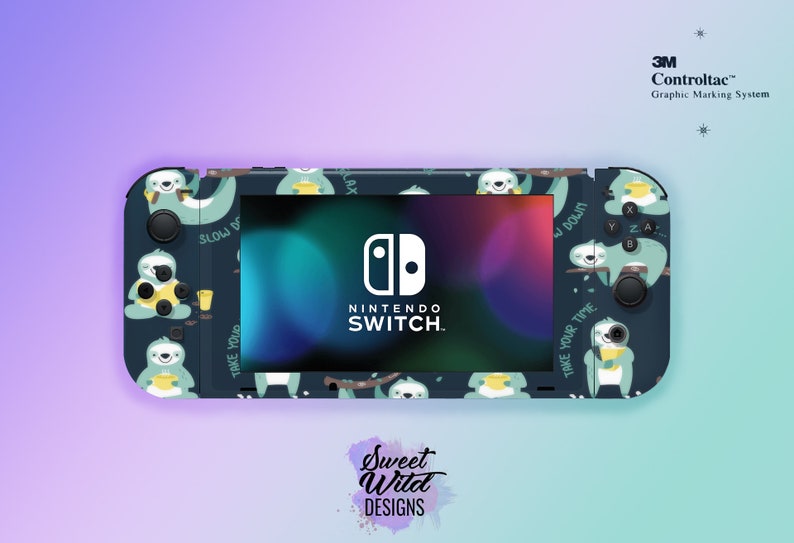 Pu&ograve; includere: Una console Nintendo Switch blu con una skin personalizzata che presenta un motivo ripetitivo di bradipi che tengono tazze e il testo "Slow Down" e "Take Your Time".