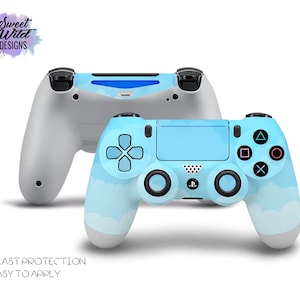 Könnte beinhalten: Ein blauer und weißer Playstation 4 Controller mit dem Text "Beast Protection Easy to Apply" in der linken unteren Ecke.