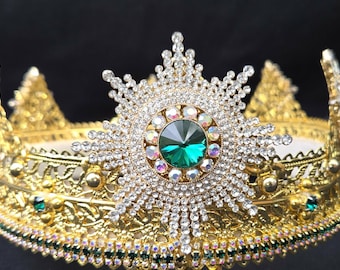 Corona de esmeralda con forma de estrella, corona gótica dorada de fantasía.