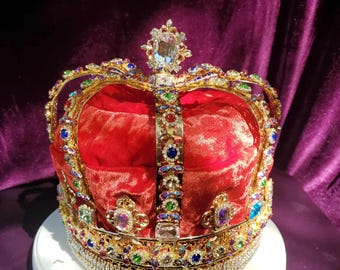 Corona imperial con pedrería: forro de terciopelo rojo o morado, estilo renacentista unisex para bodas.