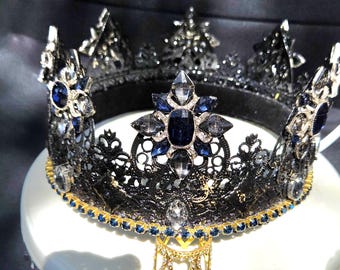 Corona Darkstar. Corona real lacada en negro con diamantes de imitación de cristal azul.