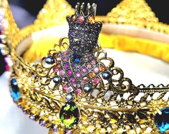 Corona mágica del Rey Oso. Corona dorada adornada con osos coronados de fantasía.