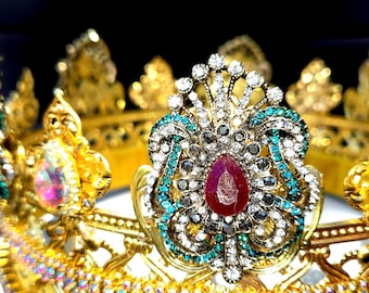 Corona tono dorado, medallones místicos con joyas, diamantes de imitación de cristal AB, forro de terciopelo.