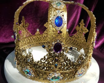 La nueva corona del emperador. Corona imperial de rey. Lacada en oro. Diamantes de imitación acrílicos. ¡Toma el trono!
