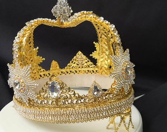 Corona de estilo austriaco. Corona alta con diamantes de imitación transparentes y detalles dorados.