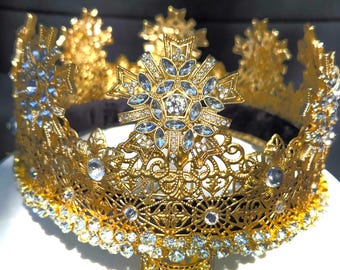 Corona clásica dorada de rey. Realzada por brillantes cristales de vidrio.