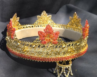 Corona élfica dorada. Colores otoñales intensos de diamantes de imitación rojos y naranjas.