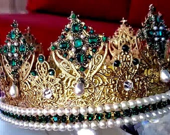 Corona de Venecia: Corona medieval de oro con esmeraldas y perlas.
