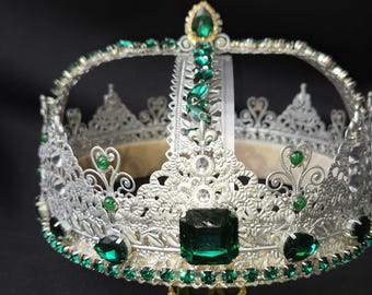Corona de rey medieval: filigrana de plata, diamantes de imitación verde esmeralda, forrada de terciopelo