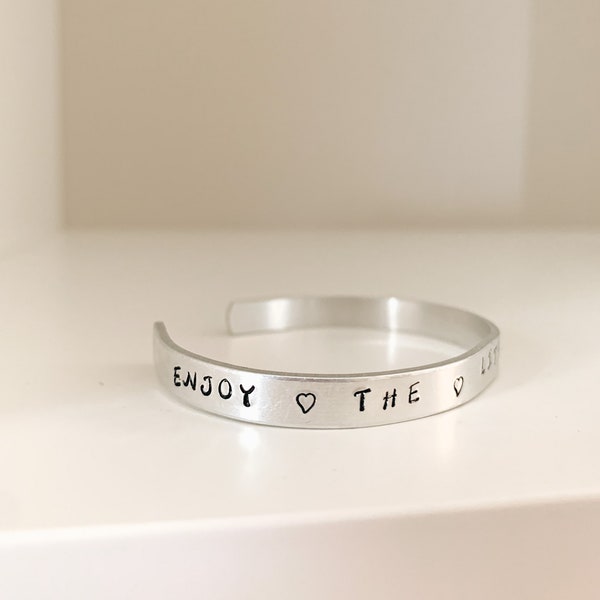 Aluminium armband met schrift, armband met handgedrukt schrift, gepersonaliseerde armband, stijve armband, armband met zinnen