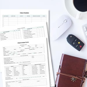 K&ouml;nnte beinhalten: Ein Stapel gedruckter Dokumente, darunter eine Kundenwarteliste, ein klinisches Screening und ein Kundenaufnahmeformular mit Feldern f&uuml;r demografische Daten, neben einer wei&szlig;en Computermaus, einem schwarzen Autoschl&uuml;ssel und einem braunen Lederjournal.