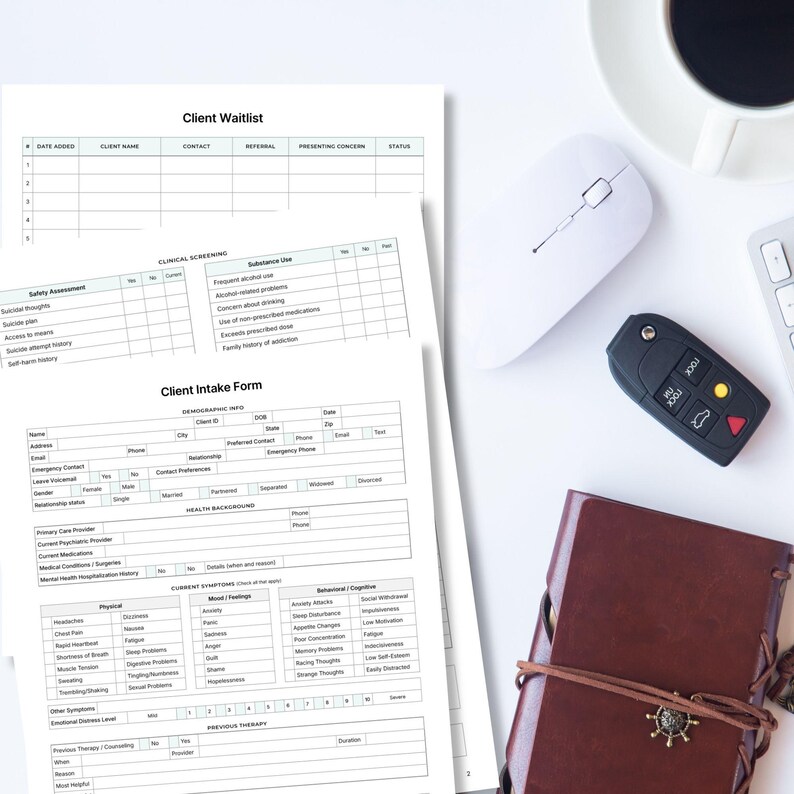 K&ouml;nnte beinhalten: Ein Stapel gedruckter Dokumente, darunter eine Kundenwarteliste, ein klinisches Screening und ein Kundenaufnahmeformular mit Feldern f&uuml;r demografische Daten, neben einer wei&szlig;en Computermaus, einem schwarzen Autoschl&uuml;ssel und einem braunen Lederjournal.