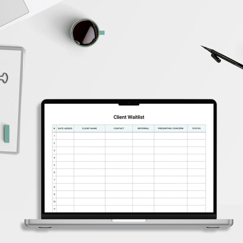K&ouml;nnte beinhalten: Ein Laptop-Bildschirm zeigt eine Kunden-Warteliste-Tabelle mit Spalten f&uuml;r Datum, Kundenname, Kontakt, Empfehlung, Anliegen und Status. Die Tabelle enth&auml;lt elf nummerierte Zeilen zur Erfassung von Kundeninformationen in einem professionellen Layout.