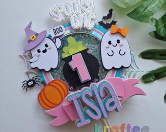 Topo de bolo Spooky One – Fantasmas fofos e decoração de aniversário de Halloween em tons pastel de caldeirão em rosa, roxo e azul-petróleo