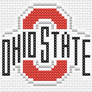 Può includere: Un motivo a punto croce con il logo di Ohio State in rosso, bianco e nero. Il design include la parola OHIO STATE in lettere nere centrate sopra un grande emblema circolare rosso e bianco, il tutto realizzato su un tessuto a griglia bianco.
