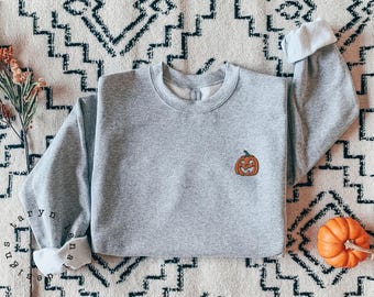 Felpa con zucca ricamata, maglione autunnale con zucca ricamata di Halloween, maglione con scollo rotondo, maglione per la stagione spettrale, maglione Jack-o'-Lantern