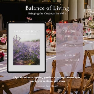 Può includere: Un tablet digitale mostra la copertina di una guida intitolata Balance of Living, con l'immagine di un campo di lavanda. Il testo sullo schermo include The Ultimate Digital Cookbook e Bringing the Outdoors In. Una sovrapposizione semitrasparente elenca 15 pagine digitali, stampabili, e 3 ricette uniche e altro.