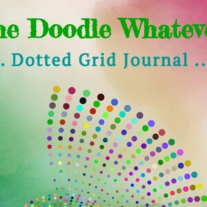 Op de afbeelding: Een kleurrijk gestippeld raster notitieboek met de tekst "The Doodle Whatever... Dotted Grid Journal..." in groen. De achtergrond is een aquarel in roze, geel en groen.