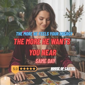 Op de afbeelding: Een vrouw in een bordeauxrode jurk zit aan een tafel en leest tarotkaarten. De tekst op de afbeelding luidt "THE MORE HE FEELS YOUR ENERGY THE MORE HE WANTS YOU NEAR SAME DAY". De afbeelding bevat ook een 5,0-sterrenbeoordeling en de tekst "HOUSE OF CASTEL".