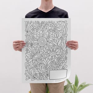 Pu&ograve; includere: Una pagina da colorare stampabile in bianco e nero con un design floreale con dettagli intricati. La pagina include uno spazio vuoto in basso per un titolo o un nome. Il testo "mindfulmama" &egrave; stampato in basso a destra.