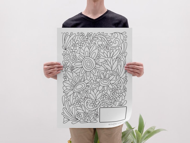 Pu&ograve; includere: Una pagina da colorare stampabile in bianco e nero con un design floreale con dettagli intricati. La pagina include uno spazio vuoto in basso per un titolo o un nome. Il testo "mindfulmama" &egrave; stampato in basso a destra.