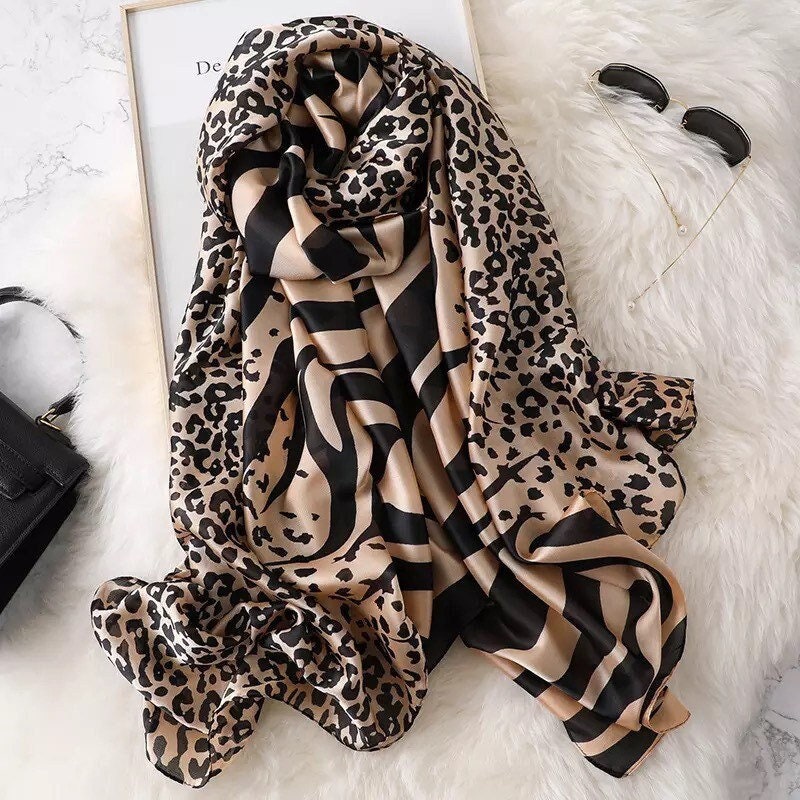 1pc Ladies' Fashionable Printed Silk-like Small Square Scarf For Everyday  Wear In Spring And Summer