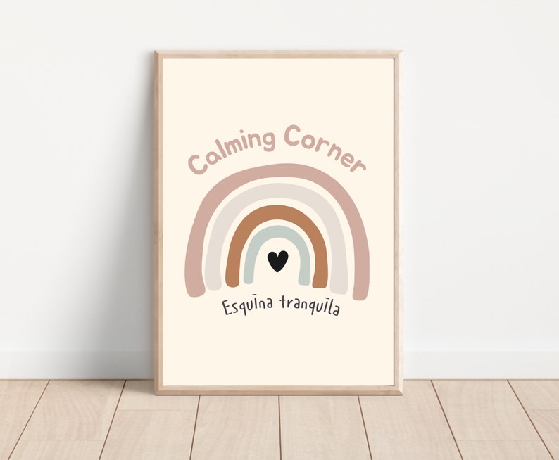 Pu&ograve; includere: Un design di arte da parete stampabile con un arcobaleno con un cuore nero al centro. Il testo "Calming Corner" &egrave; sopra l'arcobaleno e "Esquina tranquila" &egrave; sotto l'arcobaleno.