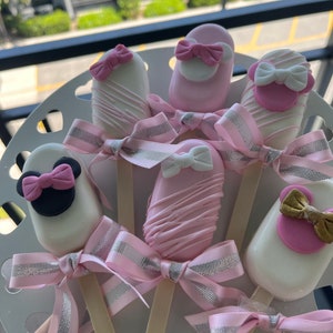 Minnie Mouse cakesicles
