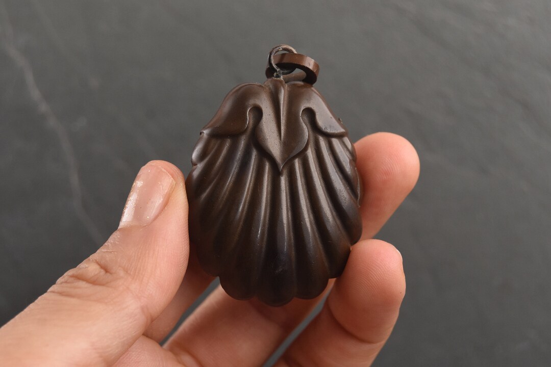 Guttapercha Shell Shaped Locket Pendant Etsy