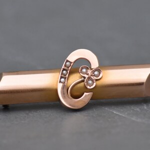 Broche em barra de ouro 14K e pérolas com trevo e letra C - Broche boa sorte