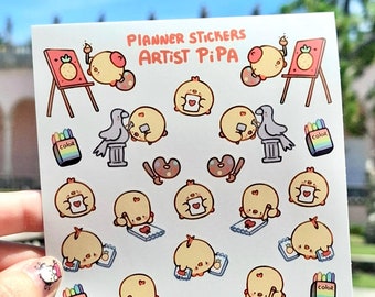 Puede incluir: Una hoja de pegatinas para planificadores con un lindo artista pollo de dibujos animados. Las pegatinas incluyen al pollo pintando, sosteniendo pinceles y una paleta de pinturas. El texto "PLANNER STICKERS ARTIST PiPa" está en la parte superior de la hoja.