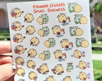 Puede incluir: Una hoja de pegatinas para planificador con ilustraciones de tareas de pequeñas empresas. Las pegatinas representan actividades como filmar contenido, grabar, editar videos y empaquetar pedidos. El texto "PLANNER STICKERS SMALL BUSINESS" es visible en la parte superior.