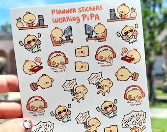 Puede incluir: Una hoja de pegatinas para planificadores con un personaje de pollo de dibujos animados en varias poses relacionadas con el trabajo. Las pegatinas incluyen frases como "¿Cómo puedo ayudarte?" y "¡Día de pago!" La hoja es blanca con un fondo rosa claro y tiene el texto "Planner Stickers Working PiPa" en la parte superior.