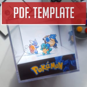 Peut inclure: Un présentoir carré transparent avec des illustrations en pixels de personnages Pokémon. La bannière supérieure indique "PDF. TEMPLATE" en blanc. Le logo Pokémon est visible en bas. Les personnages incluent Carapuce, Carabaffe et Tortank.