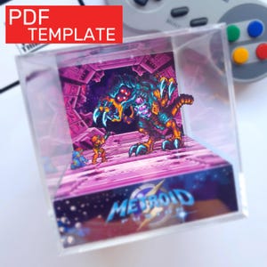 Könnte beinhalten: Ein klarer Acrylblock mit einer pixeligen Szene aus dem Videospiel Metroid. Die Szene zeigt ein großes, vieläugiges Monster und zwei Charaktere in einer lila und blauen Umgebung. Der Text "PDF TEMPLATE" befindet sich in einem roten Rechteck.