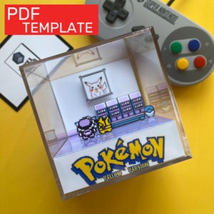 Puede incluir: Una caja de exhibición de acrílico transparente con una escena Pokémon pixelada con una imagen de Pikachu, una estantería y el texto "Pokémon Yellow Version". La caja está sobre una superficie amarilla, con un mando de Super Nintendo en el fondo. El texto "PDF TEMPLATE" está en la esquina superior izquierda.