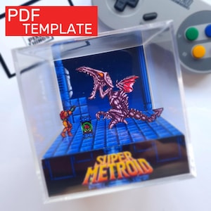 Könnte beinhalten: Ein klarer Acryl-Displaywürfel mit einem Super Metroid-Diorama. Die Szene zeigt eine lila drachenartige Kreatur, eine Figur in orangefarbener Rüstung und das Spiel-Logo. In der oberen linken Ecke befindet sich ein rotes Rechteck mit dem Text "PDF TEMPLATE".