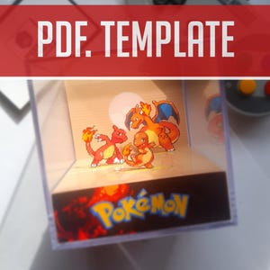 Puede incluir: Una vitrina transparente con un diorama de Pokémon con figuras de Charizard, Charmeleon y Charmander. La vitrina tiene la palabra "Pokémon" en una fuente ardiente en la parte inferior y "PDF. TEMPLATE" en una pancarta roja en la parte superior.