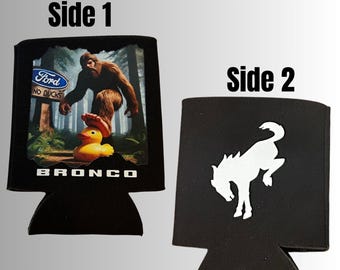 Lata Koozies I 12 oz. I Sasquatch vs Pato de Goma I Ford Bronco