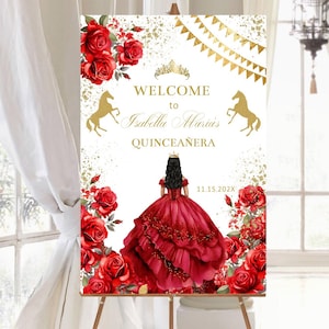 Könnte beinhalten: Willkommen zum Quinceañera von Isabella Maria Schild mit einer goldenen Krone, goldenen Pferden, roten Rosen und einem Mädchen in einem roten Kleid mit einer goldenen Krone. Das Datum 11.15.202X ist auf dem Schild gedruckt.