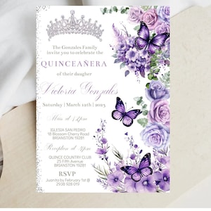 Può includere: Invito a una Quinceañera con fiori viola e bianchi, una corona d'argento, farfalle e il testo "The Gonzales Family invite you to celebrate the QUINCEAÑERA of their daughter Victoria Gonzales Saturday March 12th 2023 Mass at 12pm IGLESIA SAN PEDRO 18 Blossom Cherry Road BRIANSTON 19281 Reception at 4pm QUINCE COUNTRY CLUB 25 Fifth Avenue BRIANSTON 19281 RSVP Juanita by February 1st @ 2938 928 019"